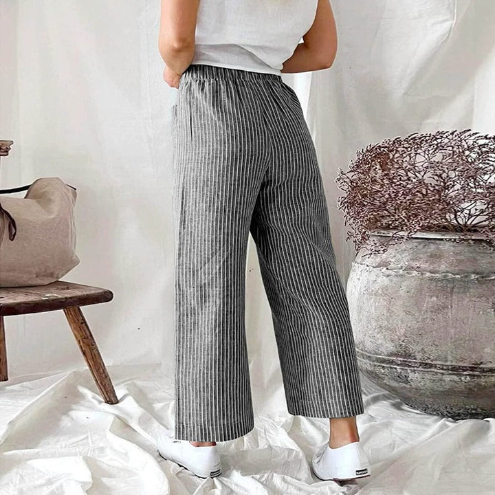 Relaxte dames zomerbroek, elegant en comfortabel, met een losse pasvorm. Ideaal voor veelzijdige zomeroutfits.
