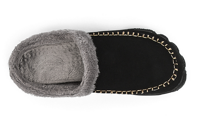 Luxe heren sloffen, detail van de zachte, warme voering en hoogwaardige stof voor optimaal comfort.