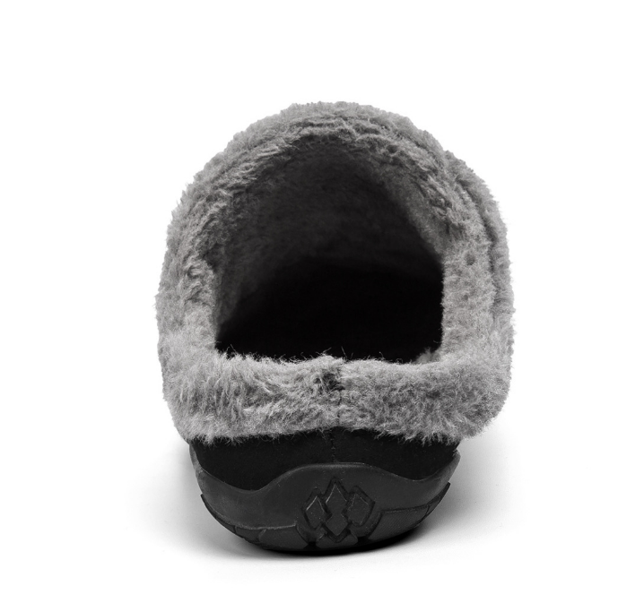 Antislip zool van deze heren pantoffels, voor veilige grip op gladde vloeren en extra stabiliteit binnenshuis.
