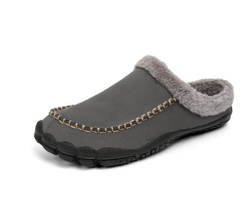 Grijze heren sloffen met warme voering en robuuste antislip zool, ideaal voor comfort thuis tijdens de winter.