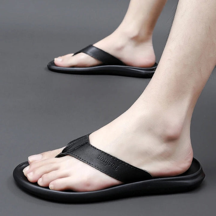 Veelzijdige Leano heren slippers, comfortabel en stijlvol voor outdoor, strand, zwembad en dagelijks zomergebruik.