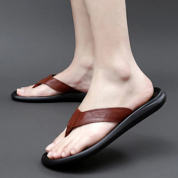 Trendy Leano heren slippers met anti-slip zool, comfortabel voor zomerse outdoor activiteiten en herenmode.