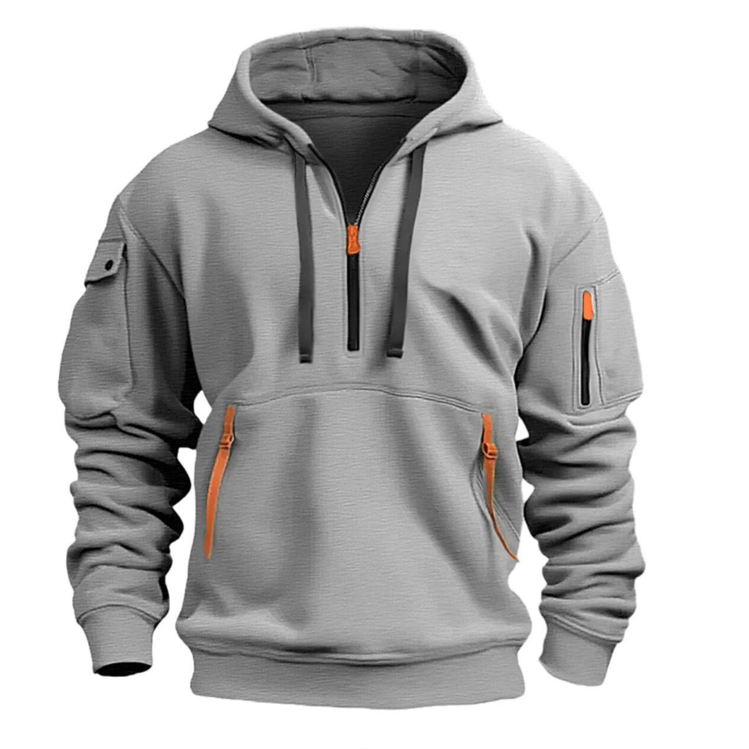 Man draagt casual Levi's heren hoodie met capuchon, perfect voor ontspanning en comfortabele streetwear mode.