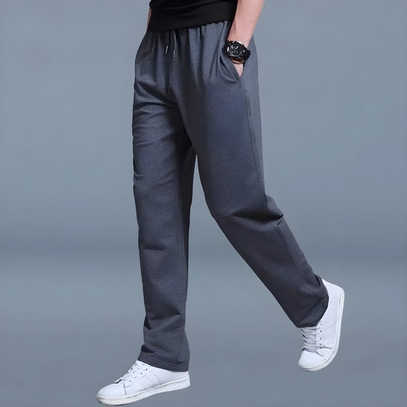 Deze comfortabele heren joggingbroek Mikael, ideaal voor training en vrijetijdskleding.