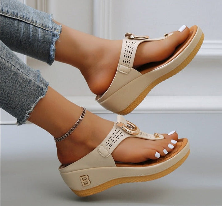 Vrolijke gele NicySandals™ dames sandalen, comfortabel voor zomerse dagen en ideaal voor vakantie outfits.