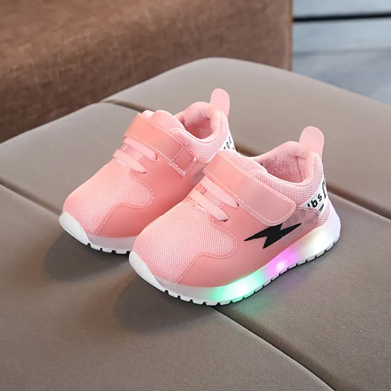 Comfortabele peuter LED sneakers GlowSteps met heldere lichtjes, ideaal voor spelende jongens en meisjes.