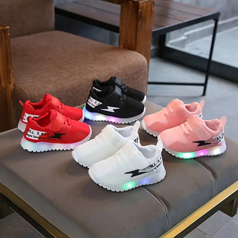 Modieuze GlowSteps peuter lichtschoenen met antislipzool en leuke LED-verlichting voor veilig buitenspeelplezier.