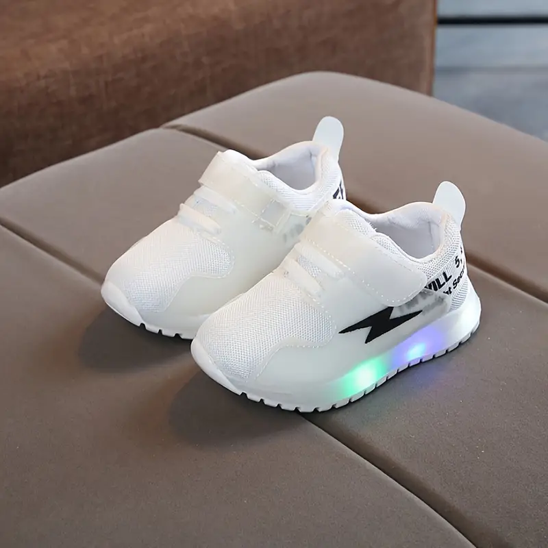 Detail van ademende GlowSteps peuter LED sneakers met stevige zool en sprankelende lichtjes voor actieve kinderen.