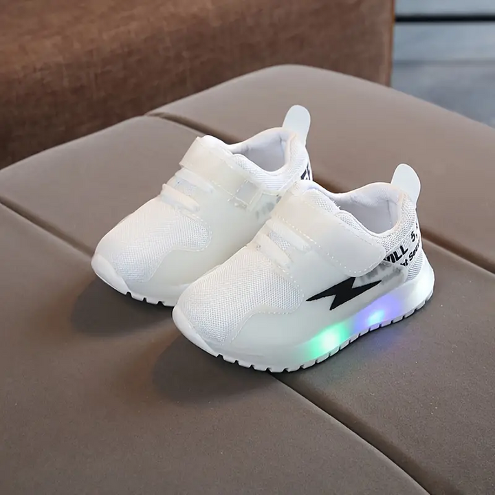 Detail van ademende GlowSteps peuter LED sneakers met stevige zool en sprankelende lichtjes voor actieve kinderen.