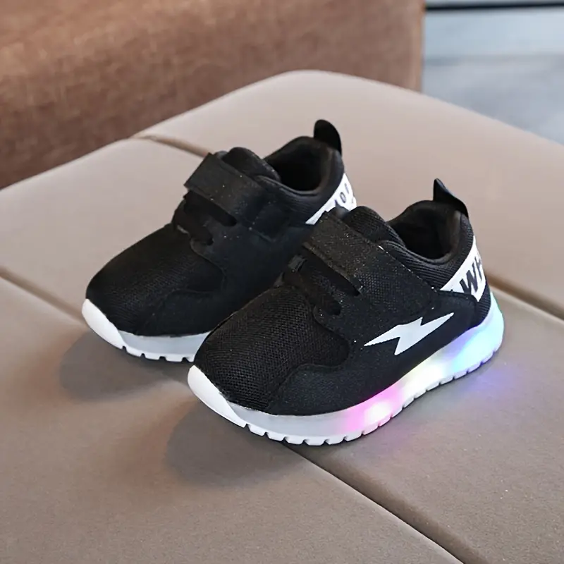 GlowSteps peuter LED sneakers: comfortabele, modieuze kinderschoenen met antislipzool en opvallende lichtjes.
