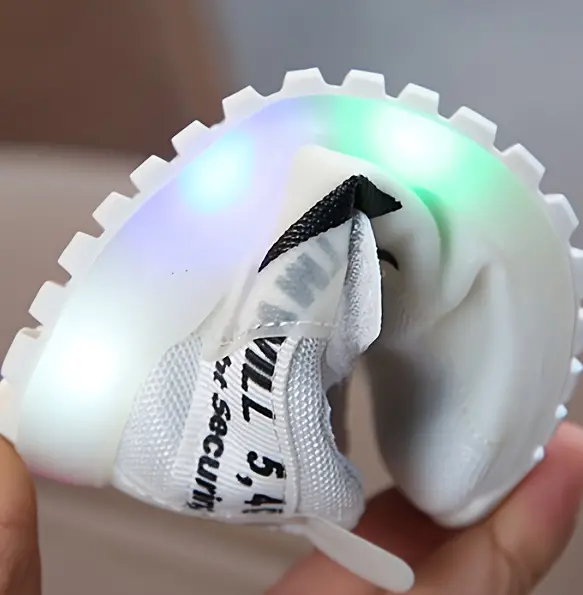 Leuke peutersneakers GlowSteps met LED-lichtjes voor jongens en meisjes; perfect als trendy kinderkleding en buitenspeelgoed.