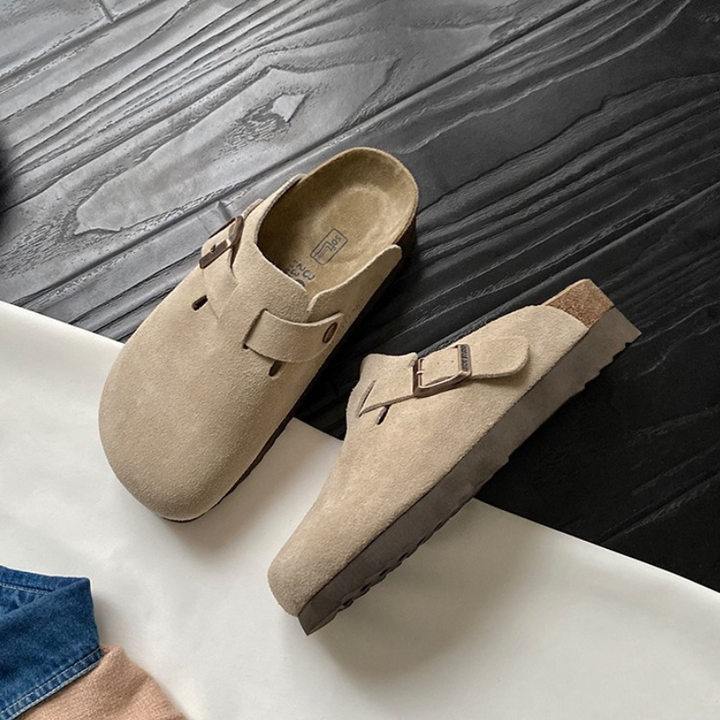 Zwarte comfortabele unisex slippers, ideaal voor de zomer, strand of casual gebruik.