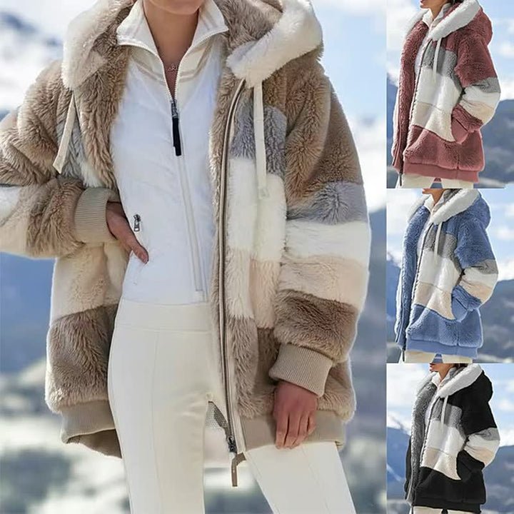Achteraanzicht van de comfortabele, warme ComfyCoat™ dames winterjas. Modieus en functioneel design.