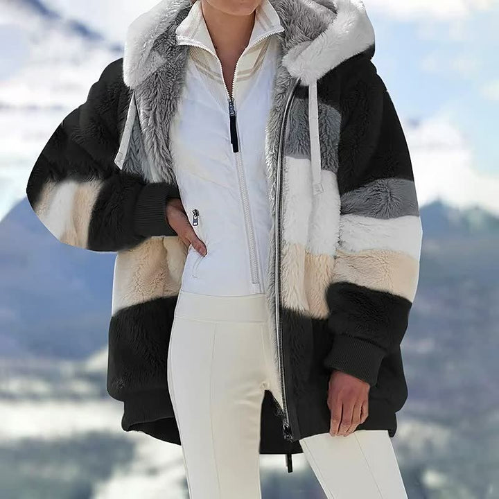 Vrouwelijke model draagt een stijlvolle, warme ComfyCoat™ dames winterjas buiten. Chique en comfortabel.