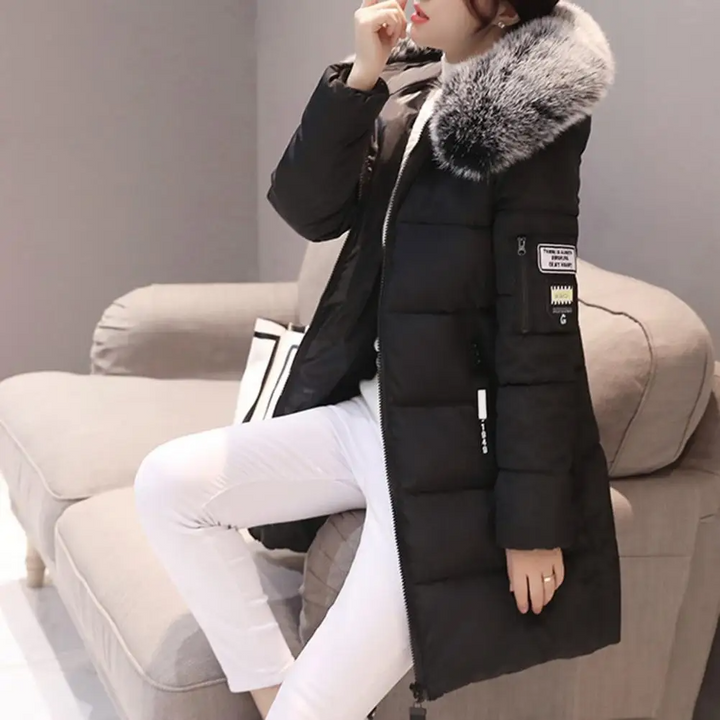Halflange Elinora winterjas voor dames met warme capuchon, ideaal voor koude winterdagen.