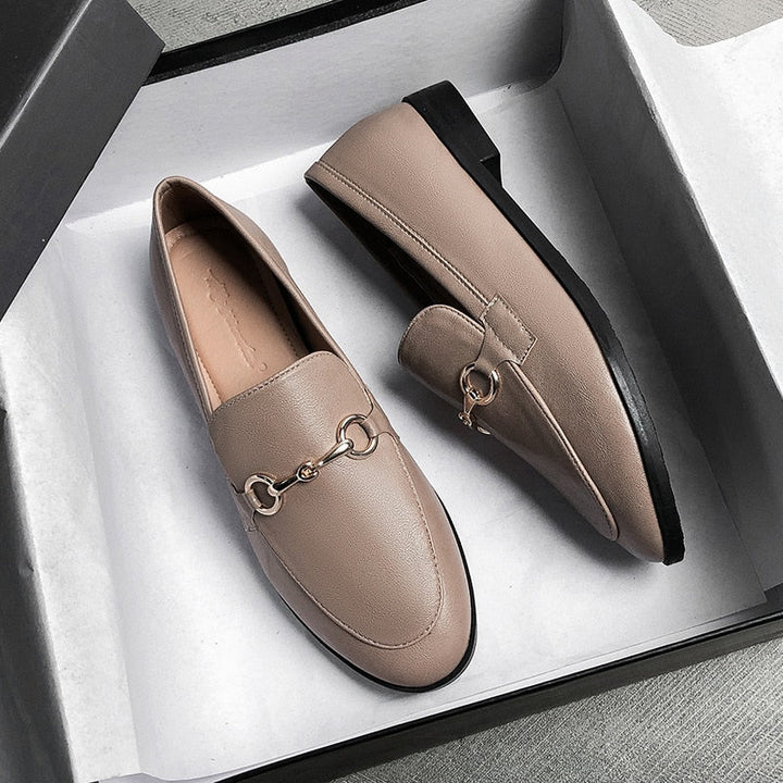 Donkerbruine comfortabele dames loafers, stijlvolle Evelins instappers voor modebewuste vrouwen.