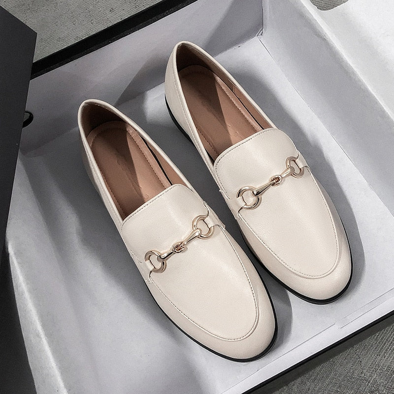 Kaki dames loafers, comfortabele en trendy Evelins schoenen voor een veelzijdige, stijlvolle look.