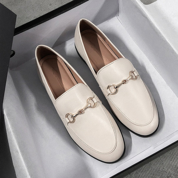 Kaki dames loafers, comfortabele en trendy Evelins schoenen voor een veelzijdige, stijlvolle look.