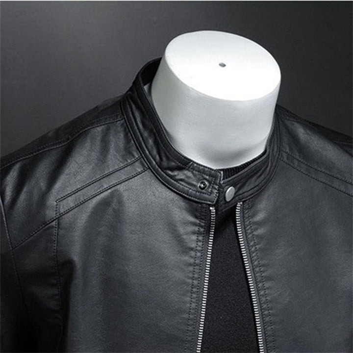 Nieuwe collectie zwarte leren herenjas, comfortabel en modieus. Ideaal als casual, biker- of motorjas voor mannen.