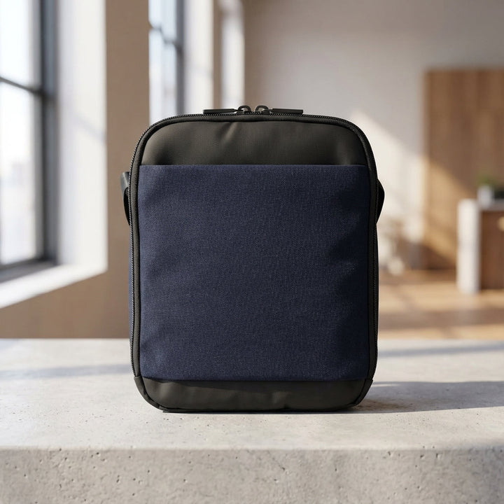 Compacte CarryGuard messenger tas met organiser, waterbestendig en RFID bescherming.