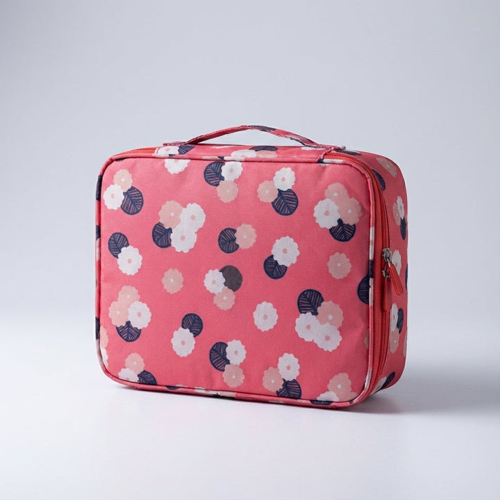 Makeuptas compact geplaatst in een koffer, klaar voor reis. Handige opbergtas en toilettas voor dames.