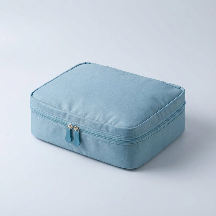 Gevulde reis toilettas met make-up en beauty producten. Compacte dames opbergtas met organiser.
