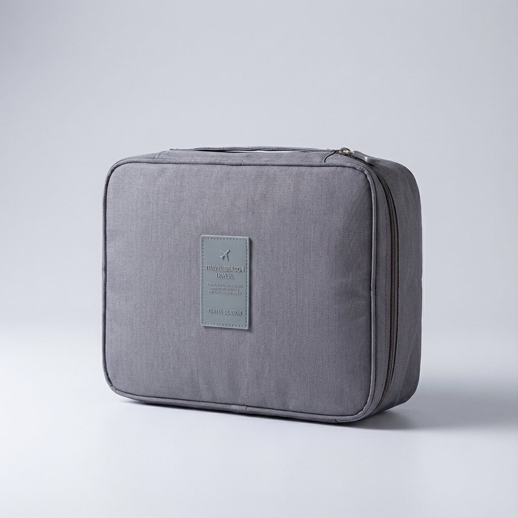 Dames makeuptas in de hand, toont compacte en draagbare vorm. Ideaal als reistas of toilettas.
