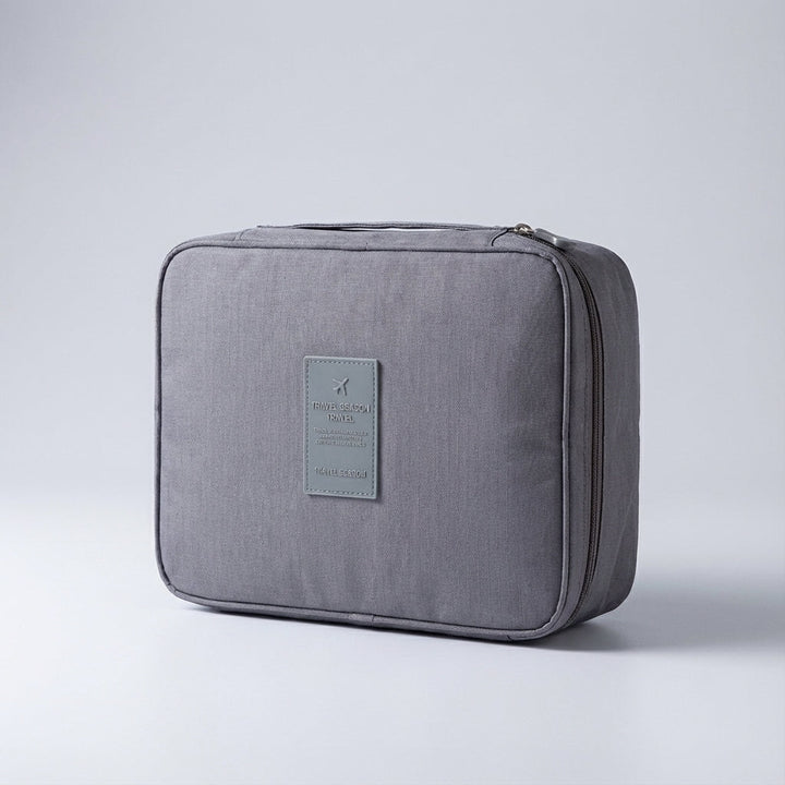 Dames makeuptas in de hand, toont compacte en draagbare vorm. Ideaal als reistas of toilettas.