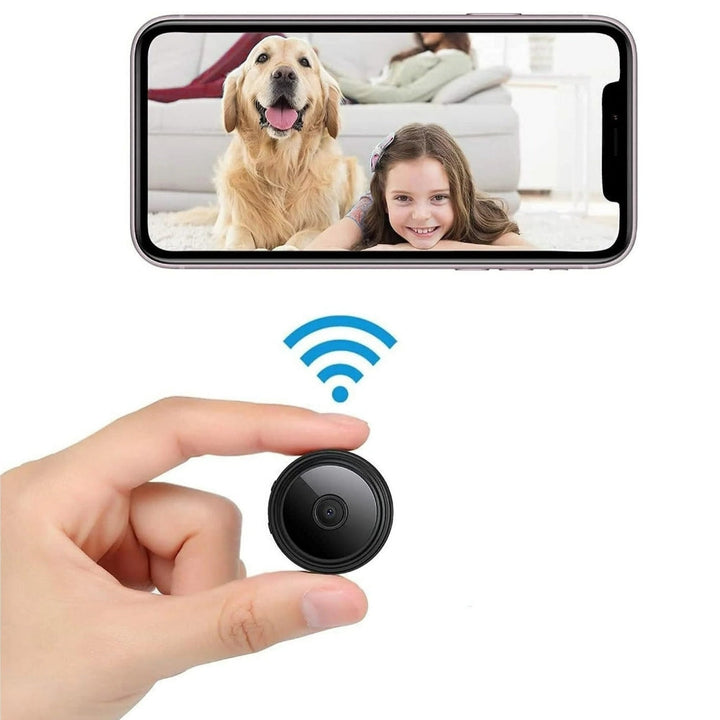 Compacte draadloze mini beveiligingscamera met 1080p HD opname en nachtzicht voor discrete bewaking.