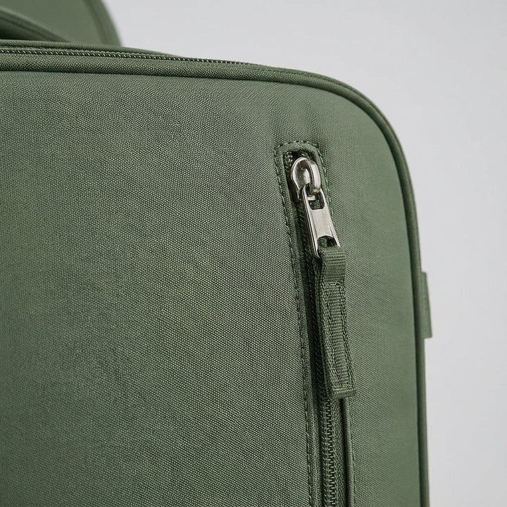 Reiziger draagt comfortabele FlightTrek cabine rugzak met gewatteerde schouderbanden, perfect voor lange reizen.