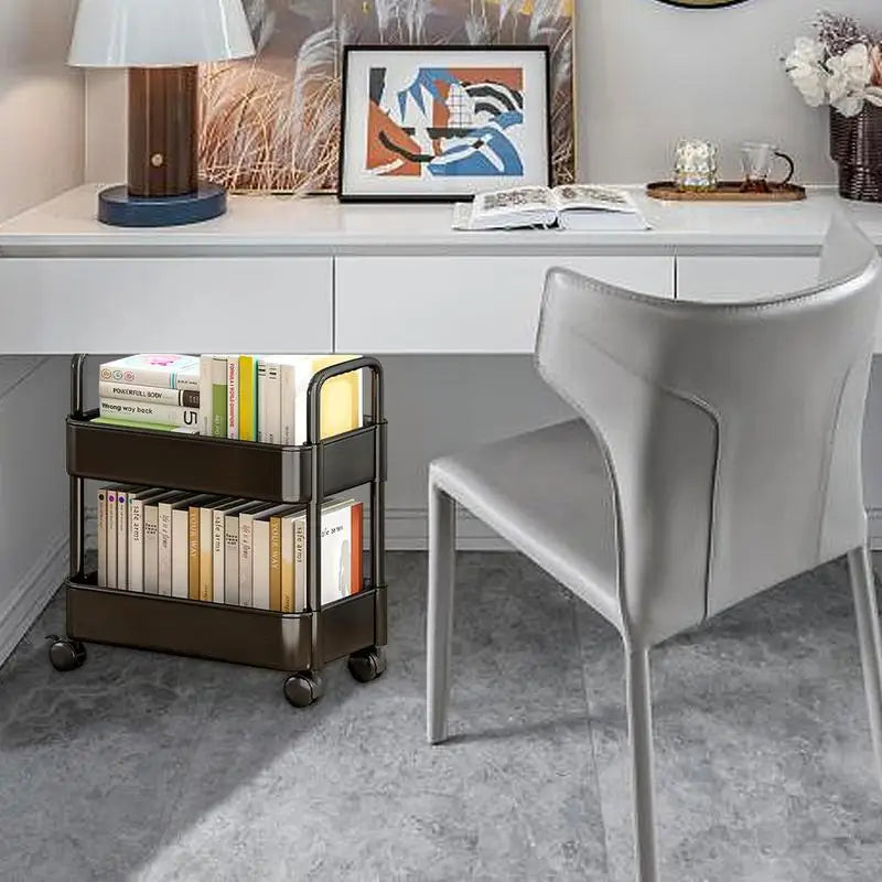 Stijlvolle, verrijdbare boekenplank organizer voor geordend opbergen van lectuur in slaapkamer of kantoor.