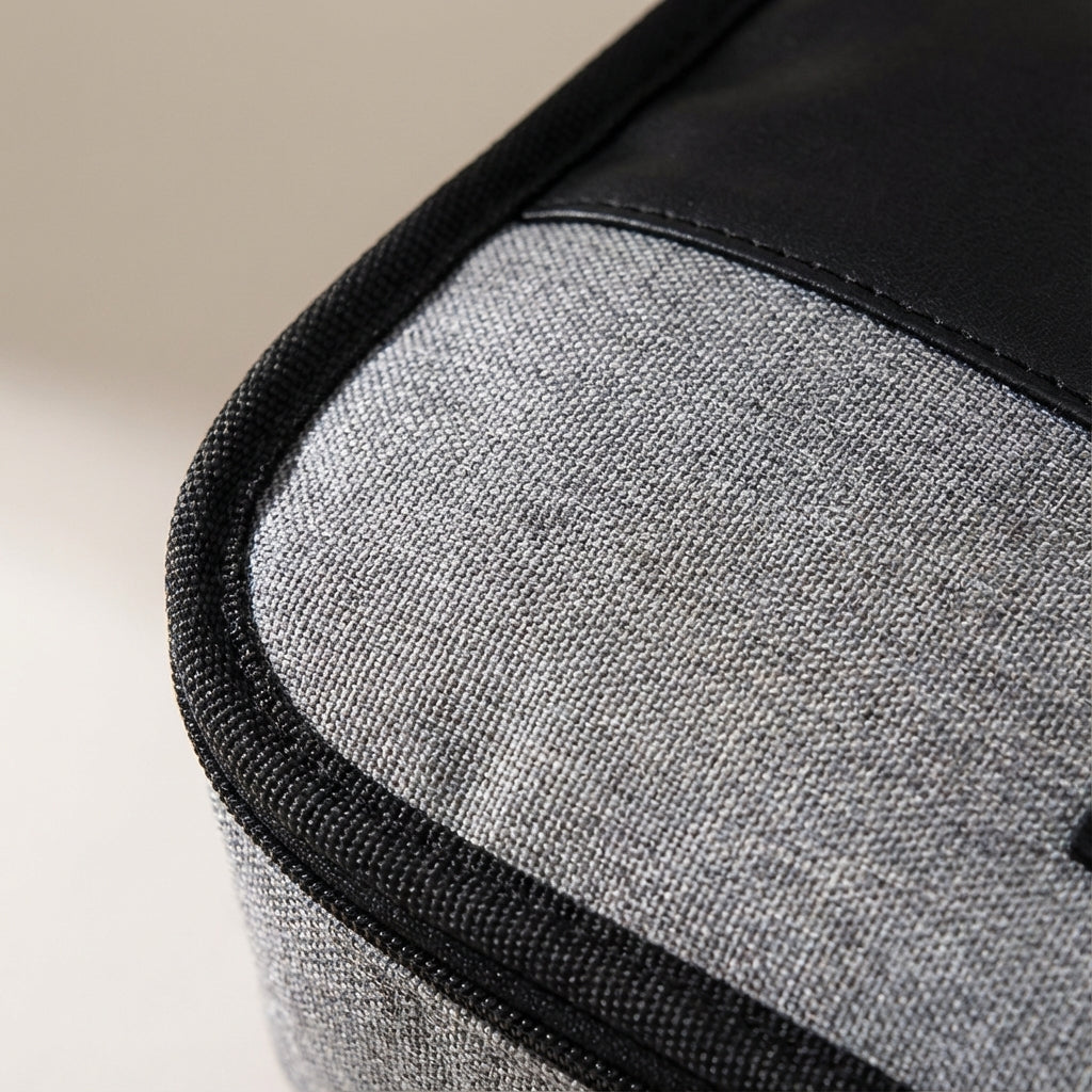 Georganiseerde ophangbare toilettas gevuld met reisbenodigdheden; perfecte reisaccessoire voor dames en heren.