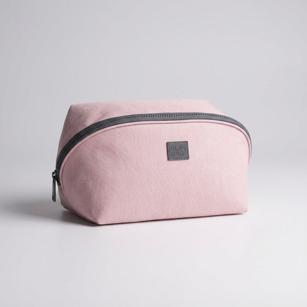Grijze nylon reistoilettas van Packify; handzame reisorganizer voor make-up en toiletartikelen op reis.
