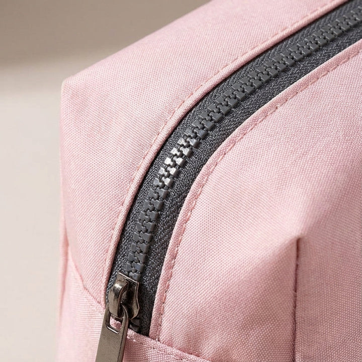 Roze nylon make-up tas / compacte toilettas van Packify, stijlvol voor dames op vakantie en weekendtrips.