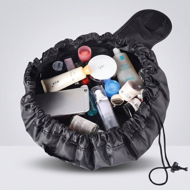 CarryFold trekkoord cosmetica organizer, perfect voor het snel opbergen van make-up en badkamer accessoires.
