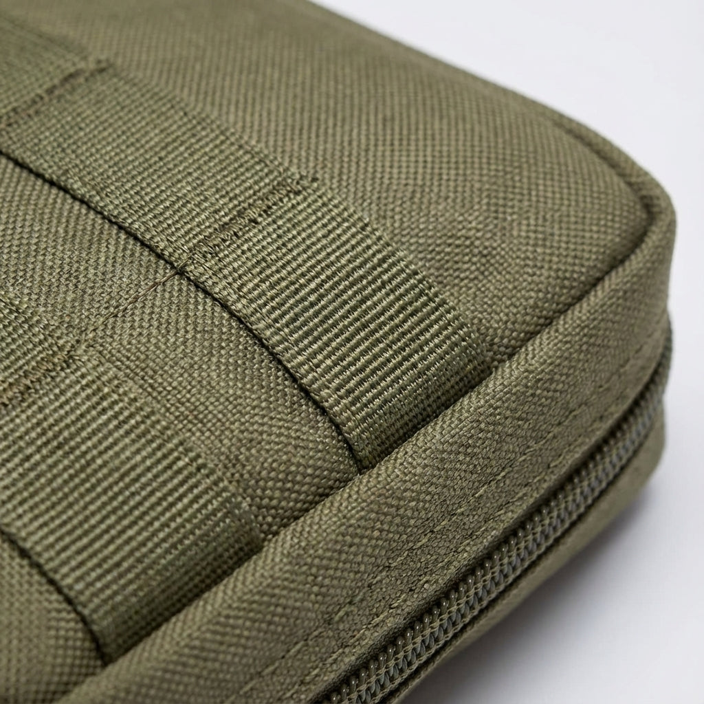 Compacte tactische heuptas voor reizen en outdoor, met veel opbergruimte en MOLLE compatibiliteit.