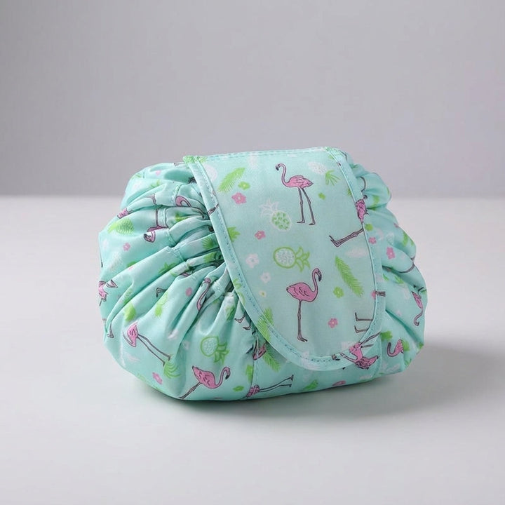 Opvouwbare reistas SnapPouch voor toiletartikelen, perfect voor compact reizen.
