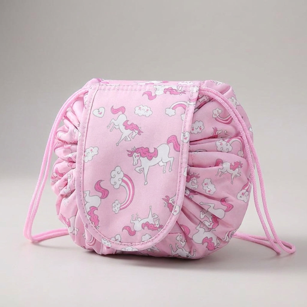 Compacte toilettas voor make-up, lippenstift en verzorging; waterafstotend en opvouwbaar.