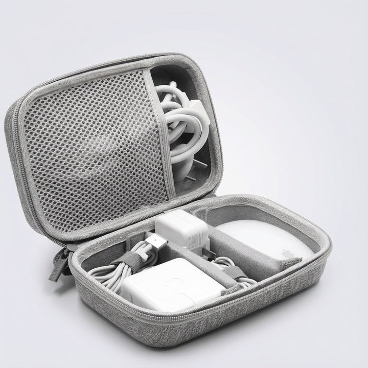 Open compacte reis organizer toont diverse vakken voor elektronica, kabels, opladers en kleine gadgets.