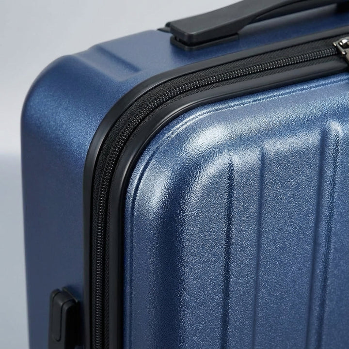 Stijlvolle unisex reiskoffer met laptopvak en soepele spinnerwielen, essentieel voor compacte zakenreizen.