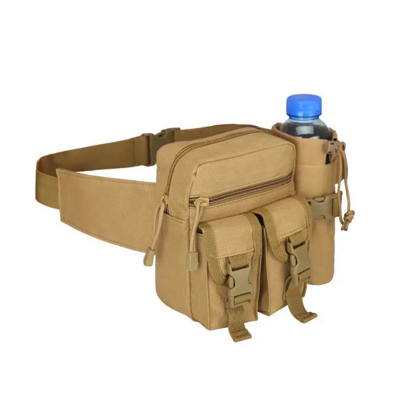 Unisex AdventureBelt heuptas gedragen tijdens wandelen, toont comfort en functionaliteit voor trekking.