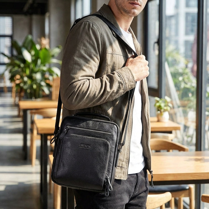 Compacte zwarte EnduraBag leren messenger tas voor unisex gebruik, ideaal als schoudertas voor werk of reizen.