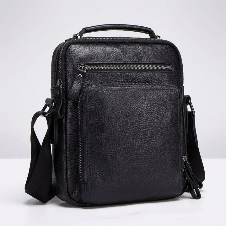 Zwarte EnduraBag leren schoudertas met georganiseerde vakken, perfect voor dagelijks gebruik en essentiële spullen.