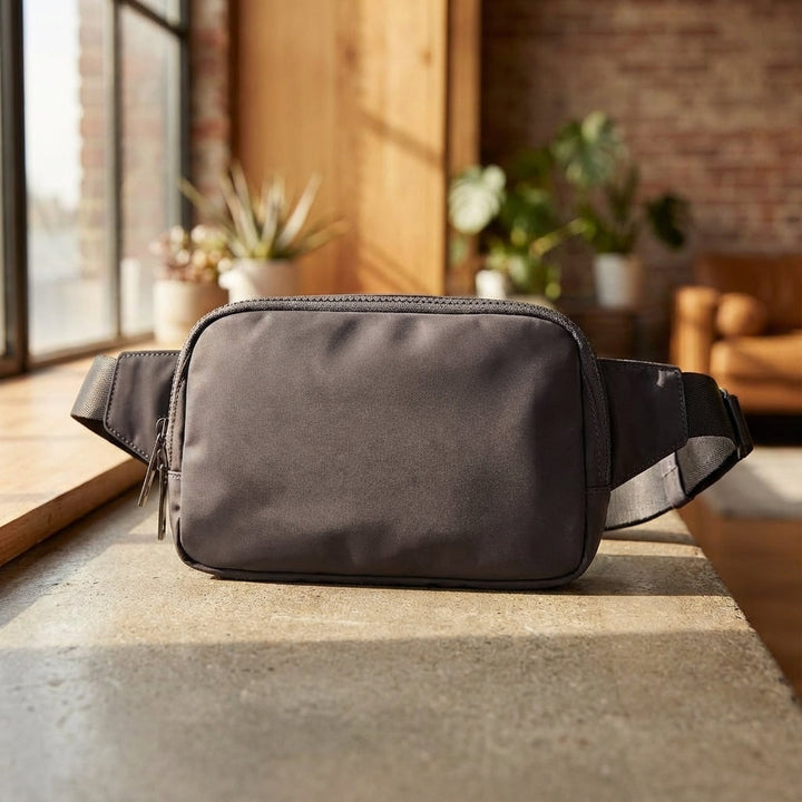Compacte zwarte nylon heuptas van Pocklet, unisex en waterafstotend, ideaal voor dagelijks gebruik.