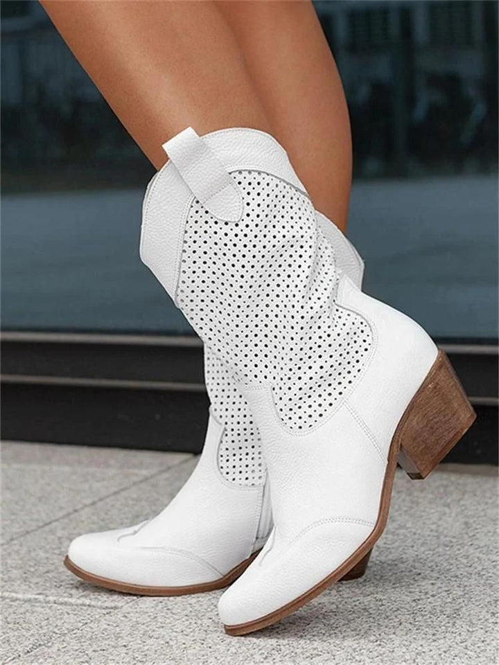 Vooraanzicht van dames leren cowboylaarzen met perforaties en blokhak, elegant design, comfortabele pasvorm.