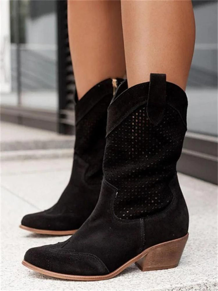 Zijaanzicht van dames leren cowboylaarzen met perforaties en blokhak, elegant design, comfortabele pasvorm.