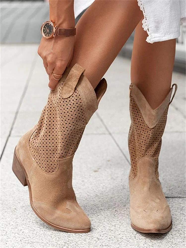 Zijaanzicht van dames leren cowboylaarzen met perforaties en blokhak, elegant design, comfortabele pasvorm.