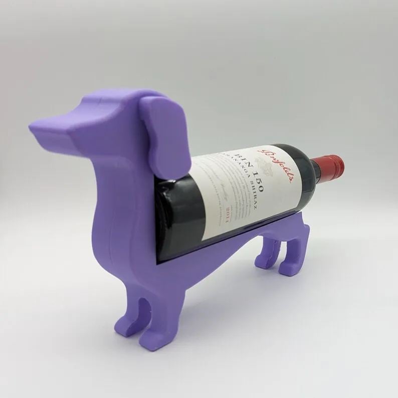 Teckel wijnflessenhouder van kunststof, houdt wijnfles vast, stijlvol en decoratief, voor keuken of als cadeau.