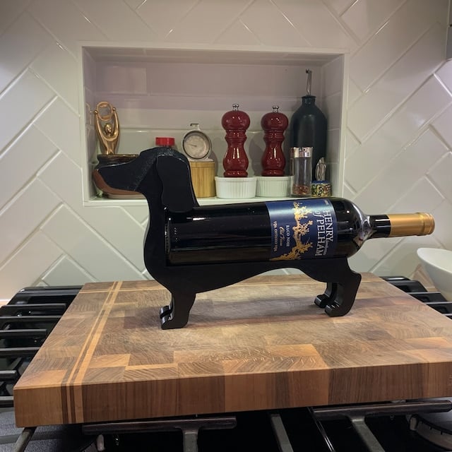 Teckel wijnflessenhouder van kunststof, houdt wijnfles vast, stijlvol en decoratief, voor keuken of als cadeau.