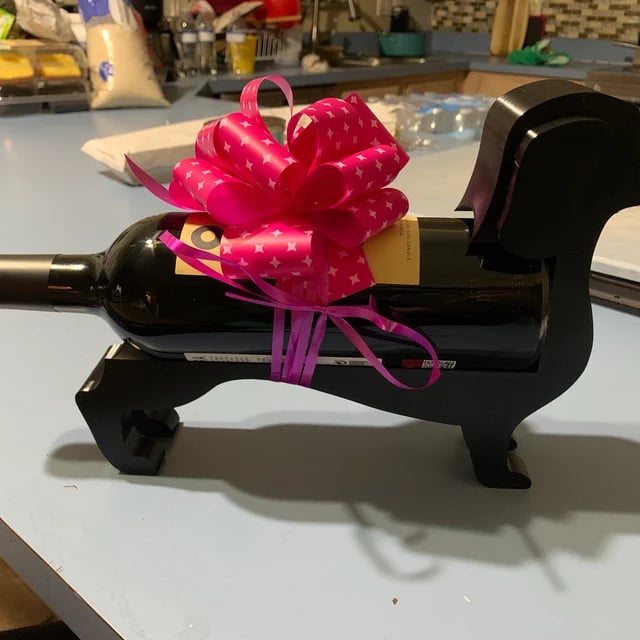Teckel wijnflessenhouder van kunststof, houdt wijnfles vast, stijlvol en decoratief, voor keuken of als cadeau.